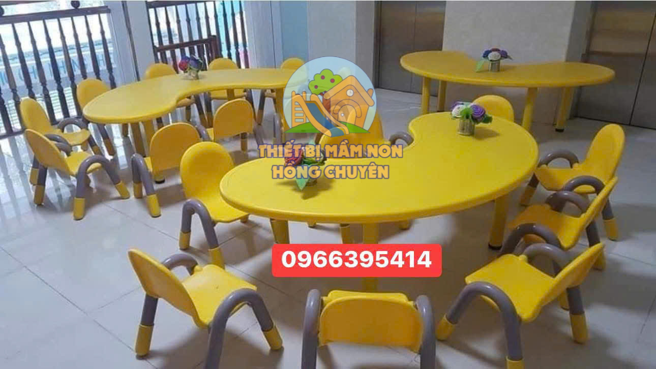 Bàn Nhựa Mầm Non Hình Cung
